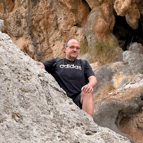 Jens Könnig zwischen Felsen im Freien